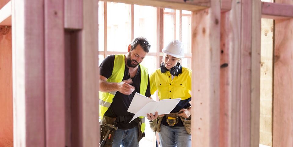 Protecting contractors and tradesmen at work with contractors insurance and tradesman insurance