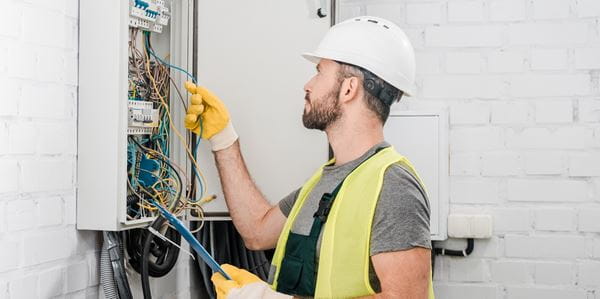 Protecting electricians at work with electrical contractors insurance