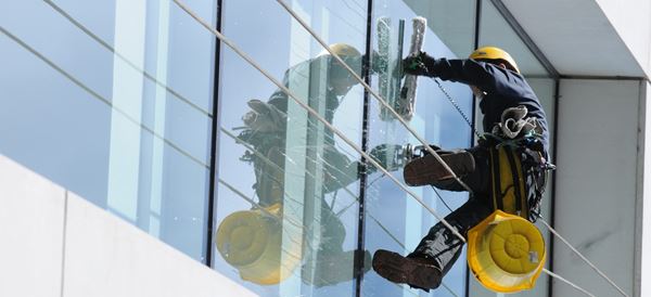 Protecting window cleaners at work with window cleaners insurance