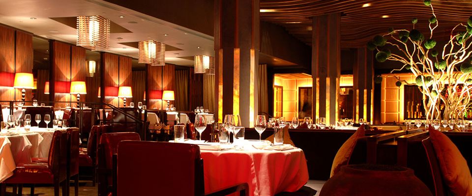 Empty luxurious fine dining restaurant; fine dining insurance from Marsh Commercial 